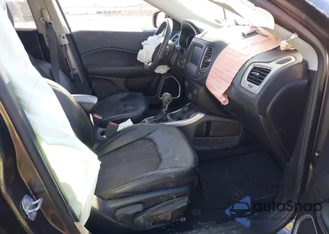 2019 Jeep Compass Latitude 4X4 z USA, uszkodzony, nr VIN 3C4NJDBBXKT654275